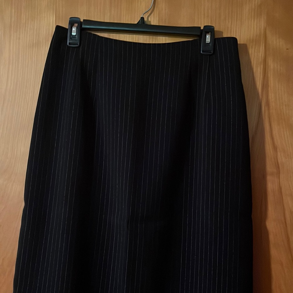 BRIGGS petite SZ12 Long skirt black with thin white pinstripes perfect condition